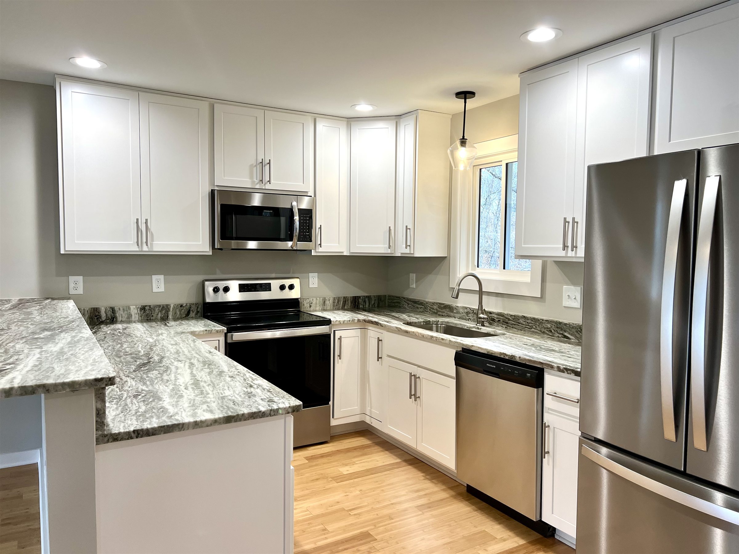Standard Cottage XL 3 Bed, kitchen with granite-look counters and stainless appliances